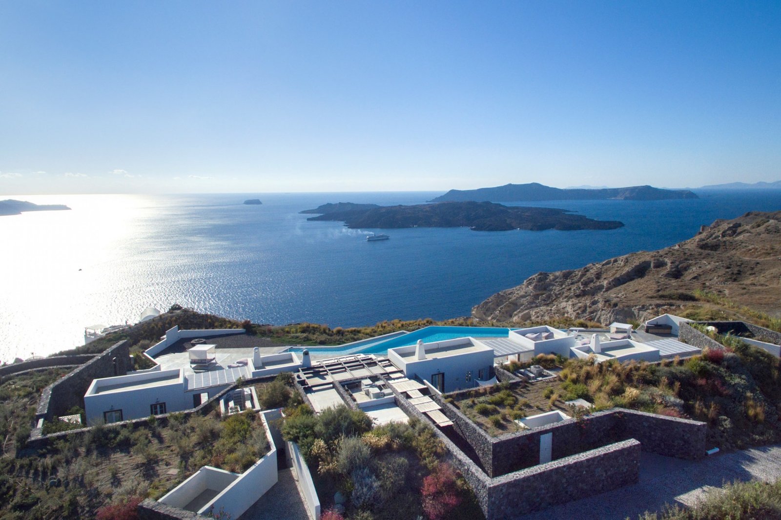 Erosantorini Estate, backstory