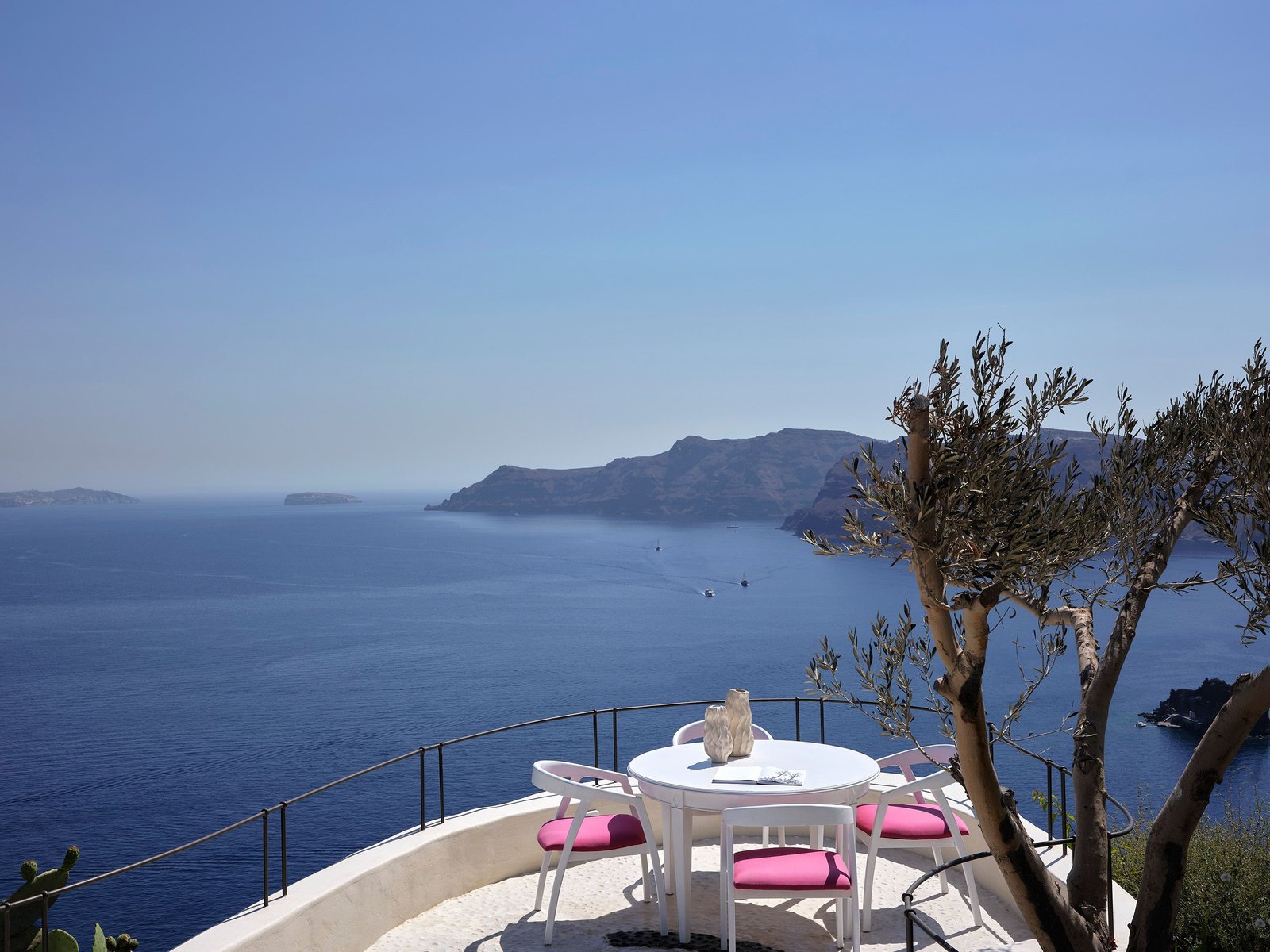 Andronis Luxury Suites, eat & drink