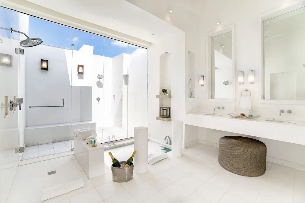 Aurora Anguilla Entertainment Complex, rooms