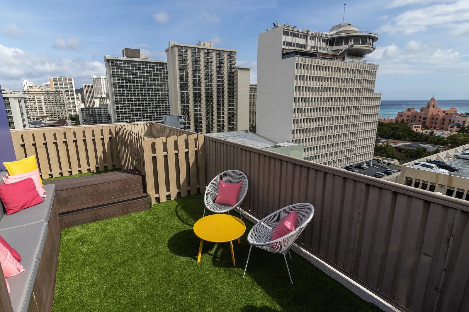 Shoreline Hotel Waikiki — vibe