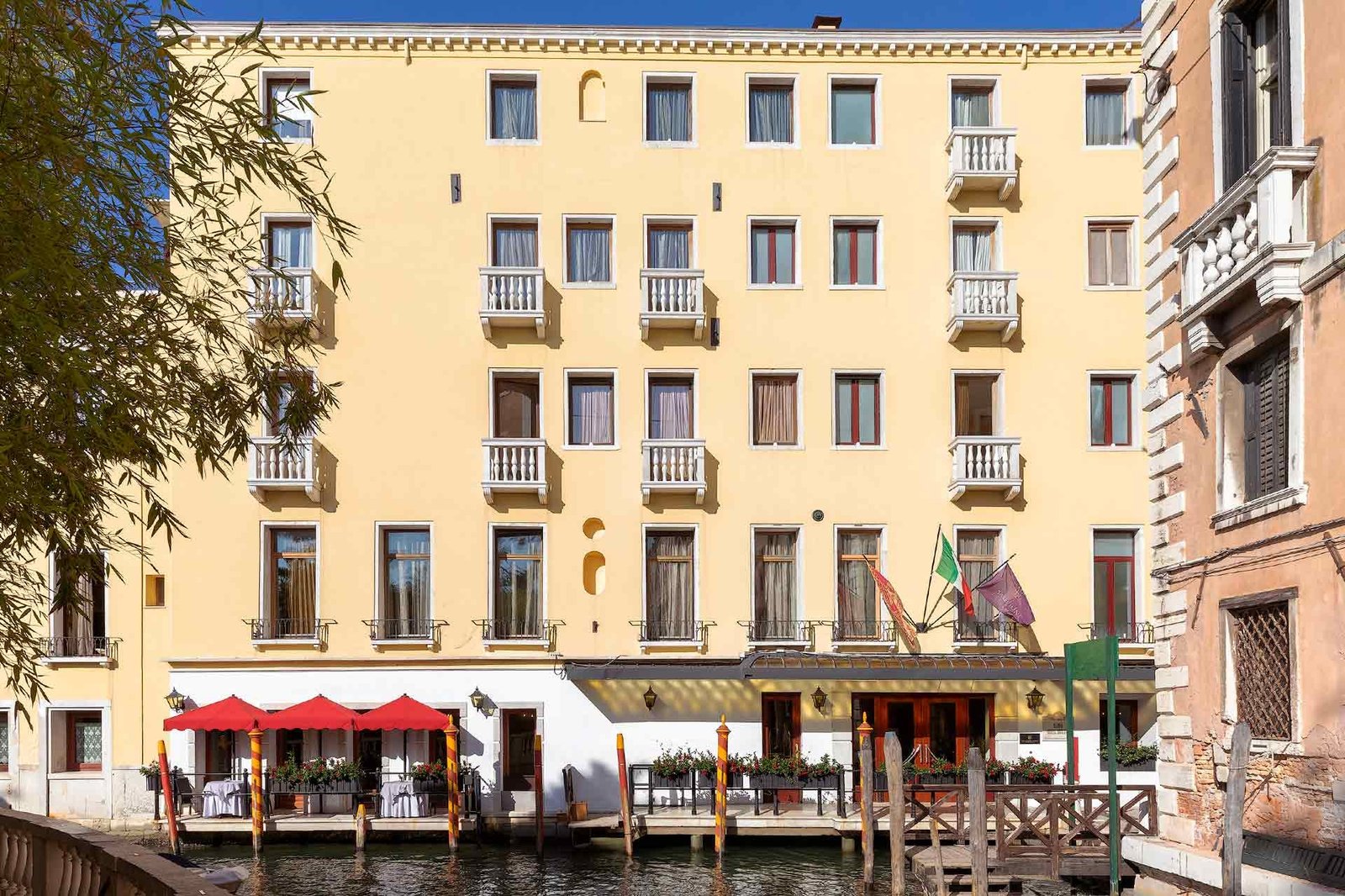 Baglioni hotel luna, backstory