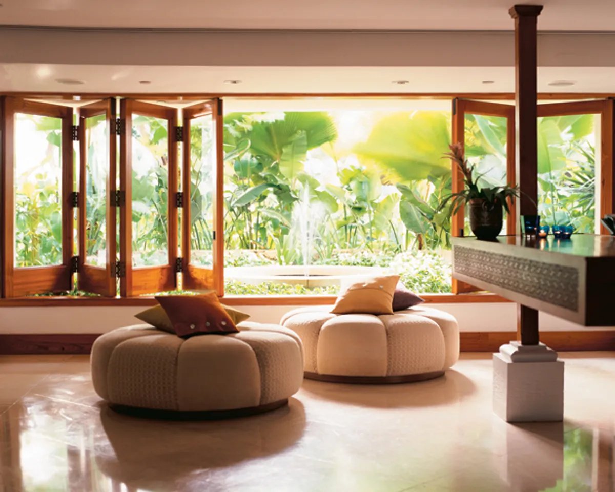 Lotus Honolulu at Diamond Head — vibe