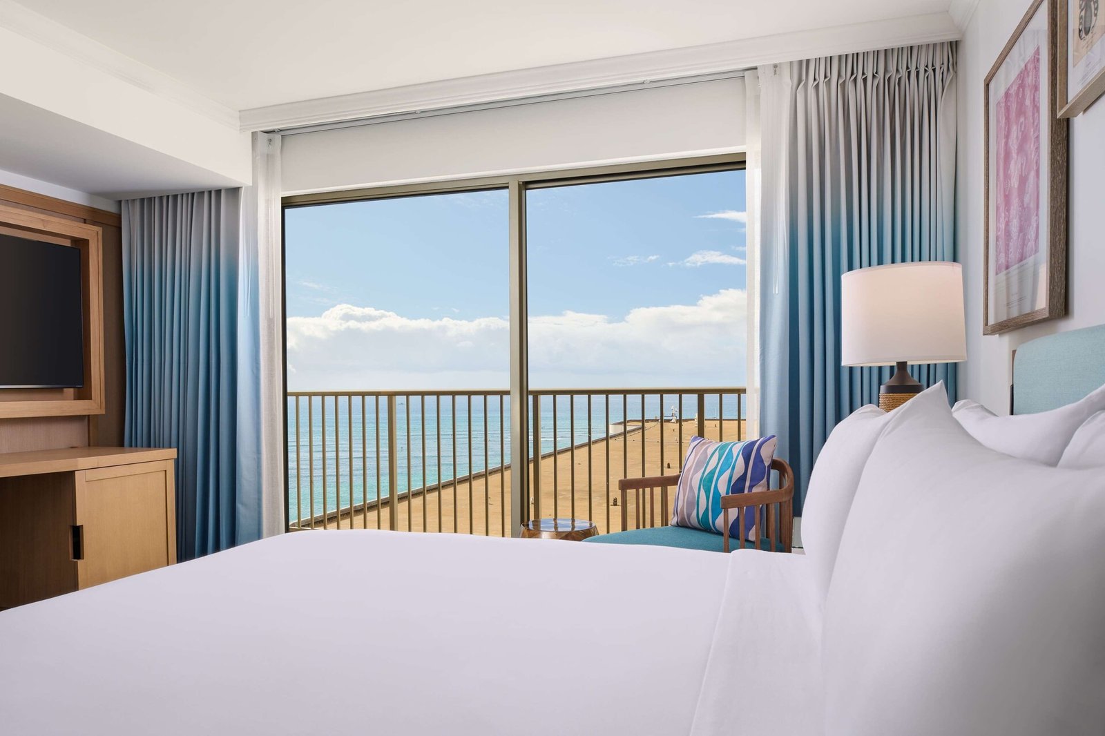 Outrigger Reef Waikiki Beach Resort — vibe