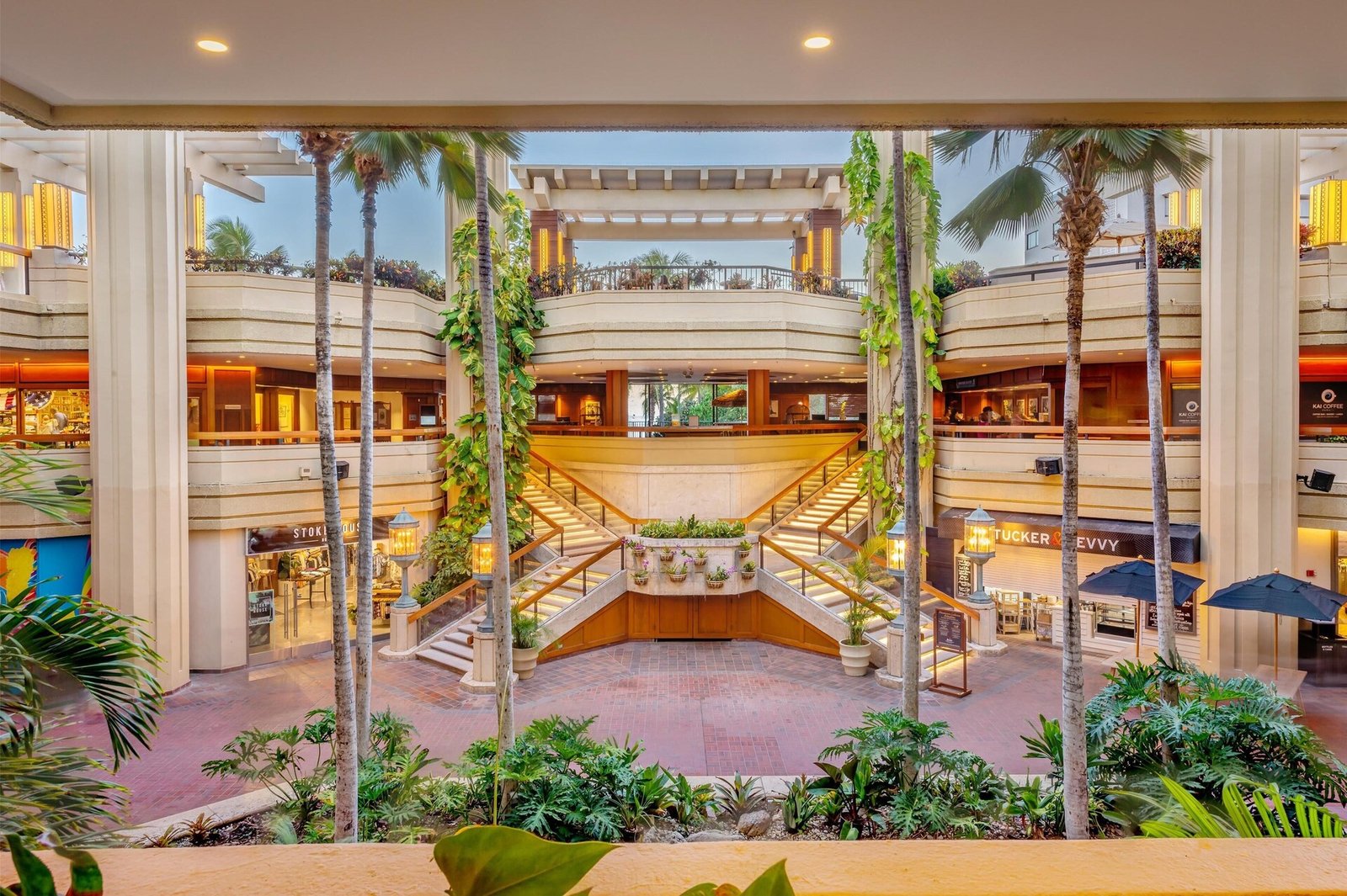 Hyatt Regency Waikiki Beach Resort and Spa — vibe