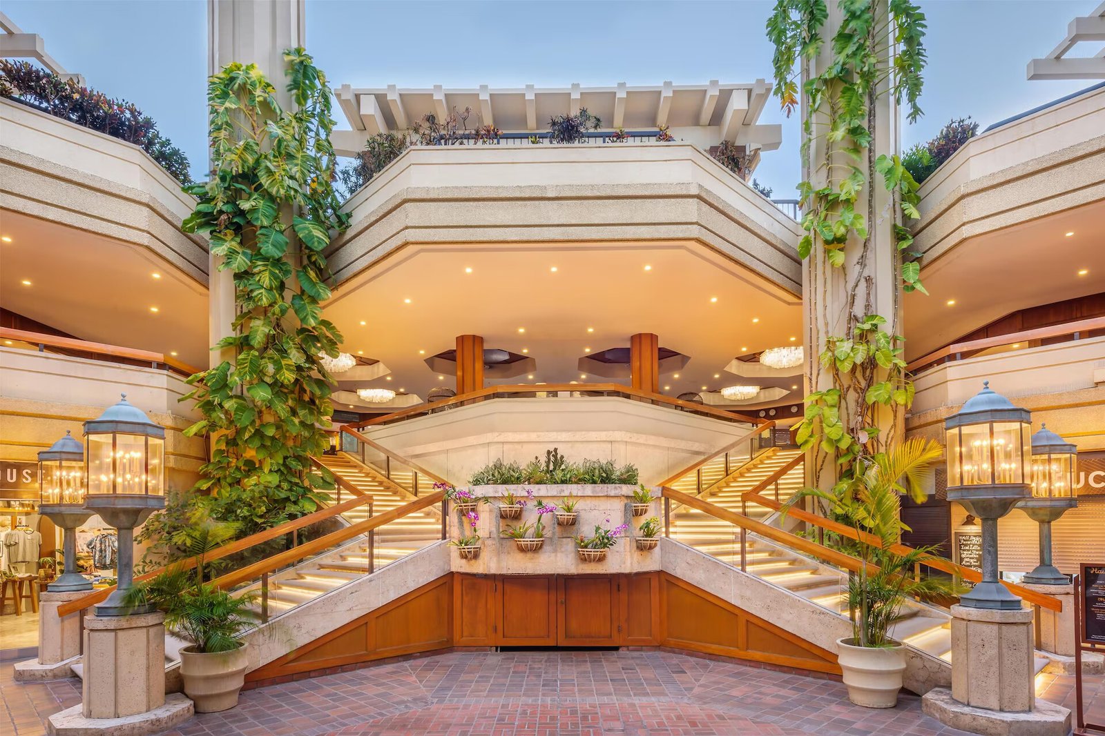 Hyatt Regency Waikiki Beach Resort and Spa — vibe