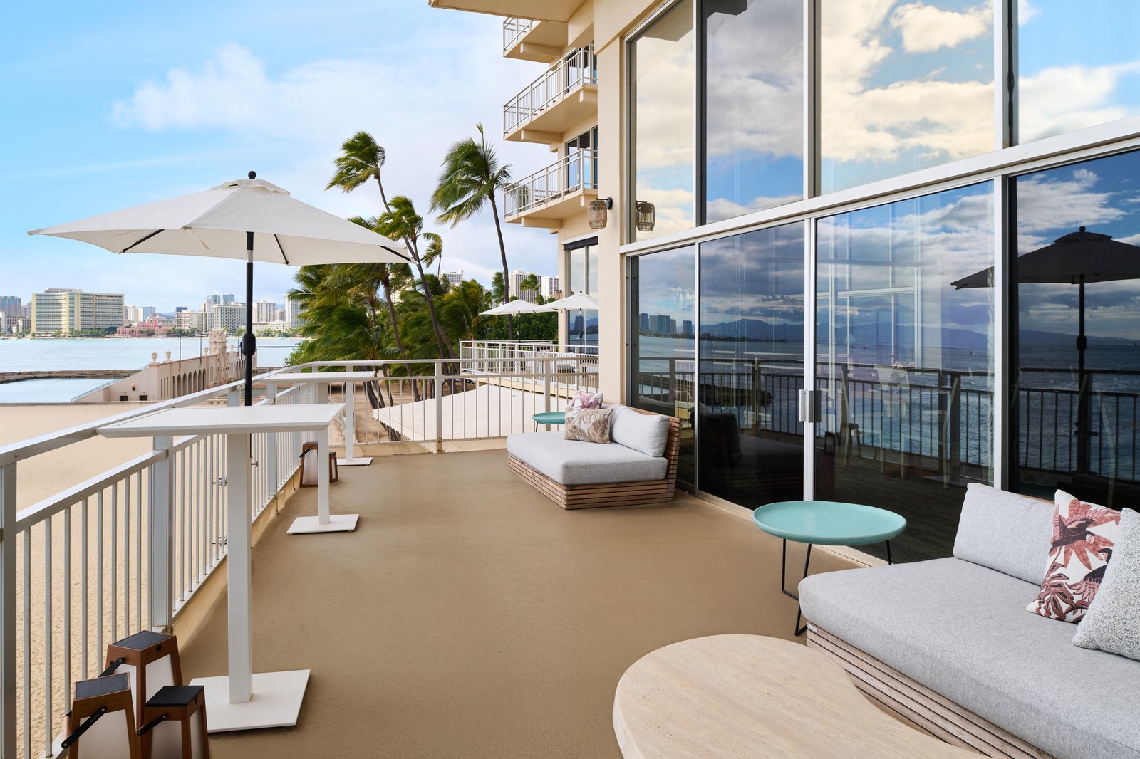 Kaimana Beach Hotel — vibe