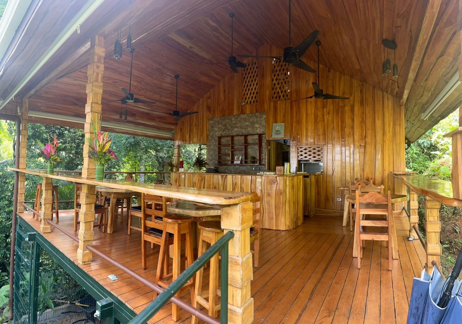 Drake Bay Getaway Hotel, eat & drink