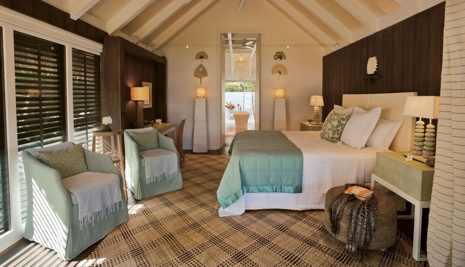 Dolphin Island, rooms