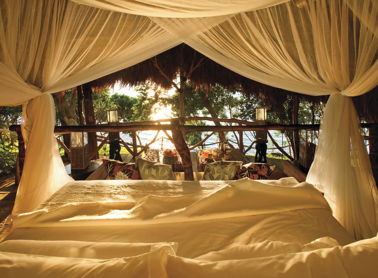 Dolphin Island, rooms