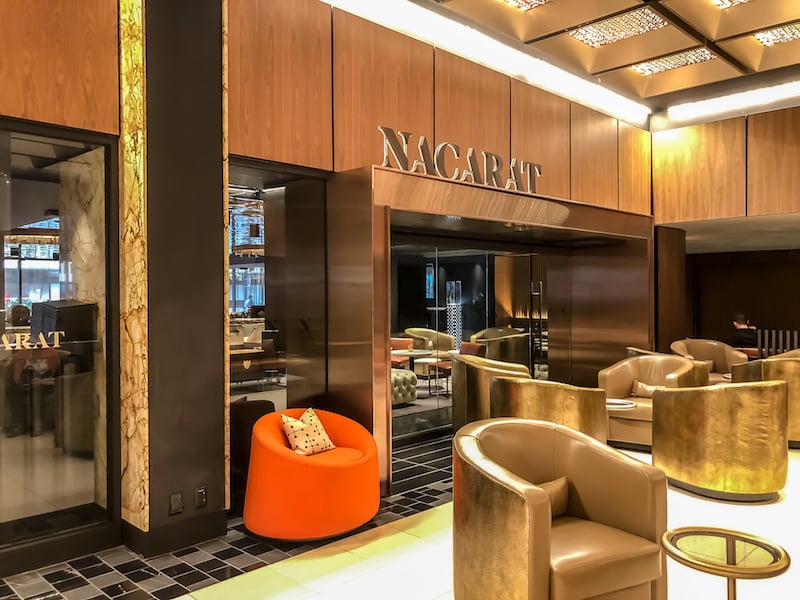 Fairmont The Queen Elizabeth, nacarat bar