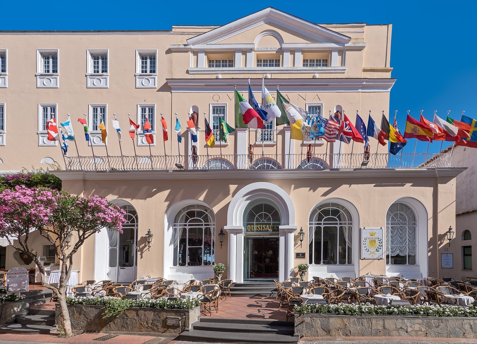 Grand Hotel Quisisana, backstory