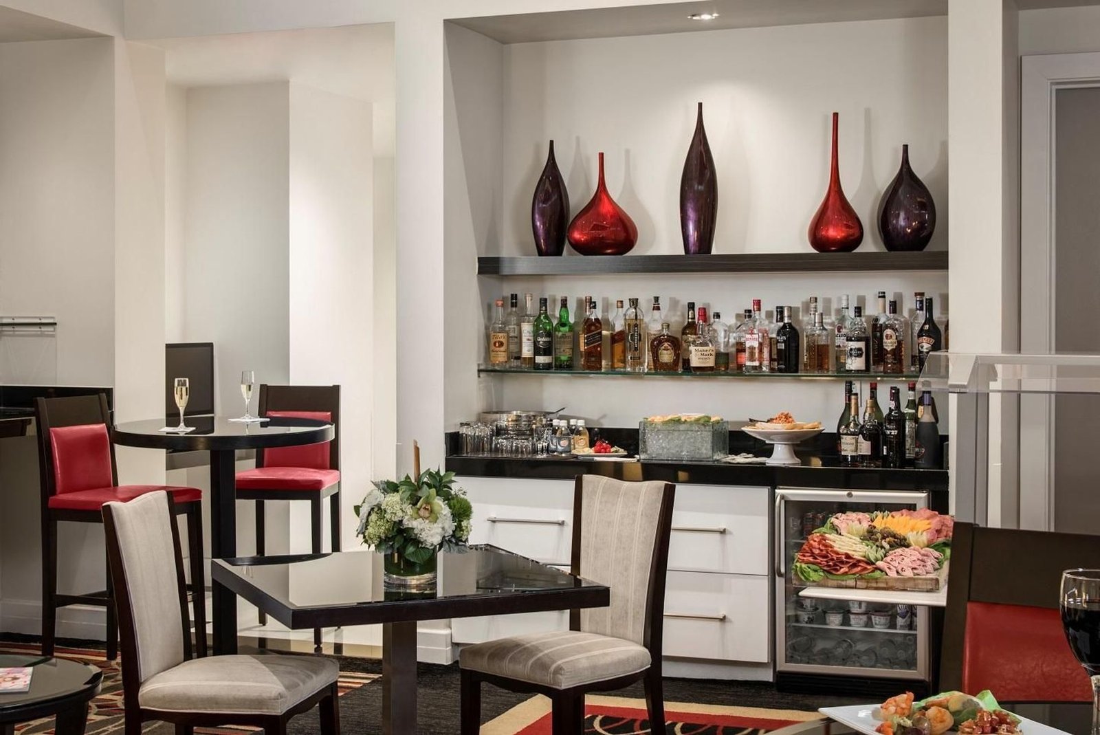 Club Level Suites at Inn On Fifth, club level lounge