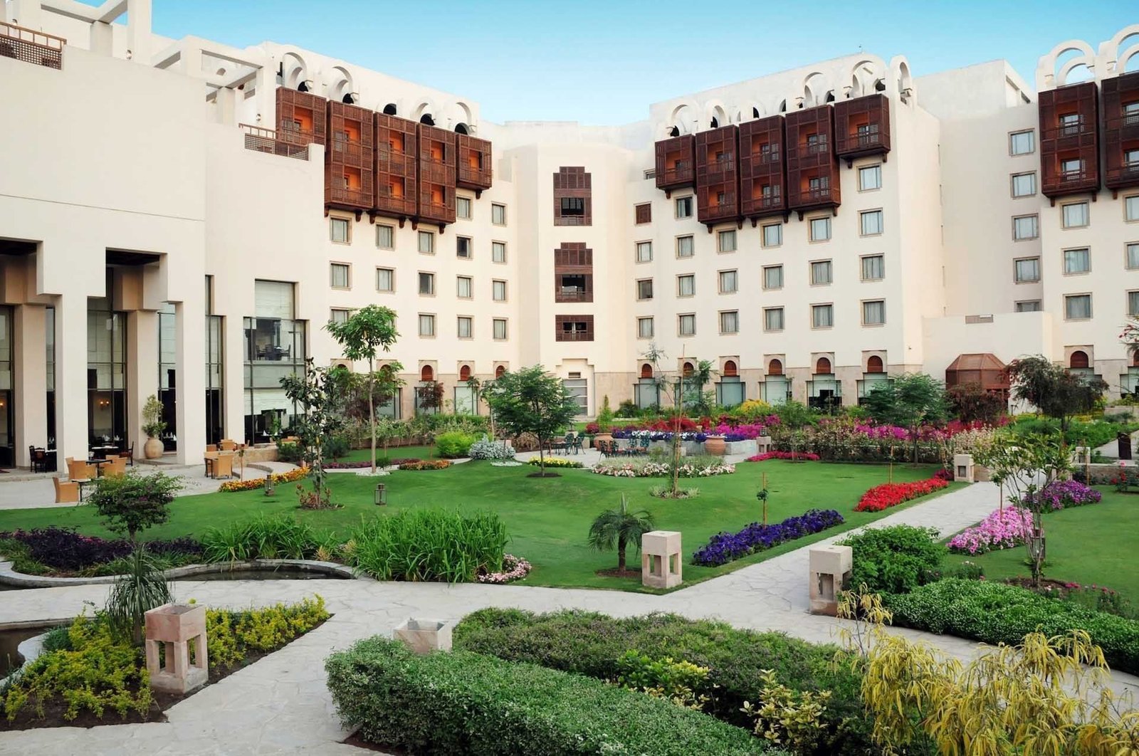 Serena Hotel, vibe