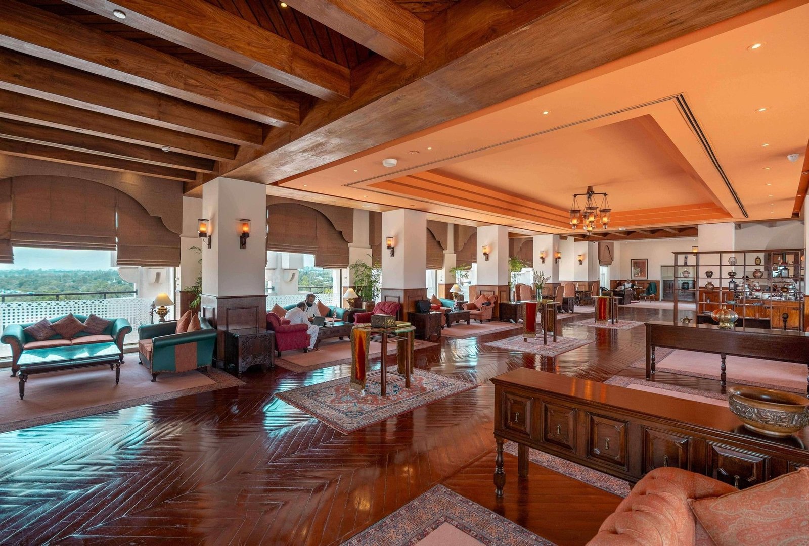 Serena Hotel, vibe