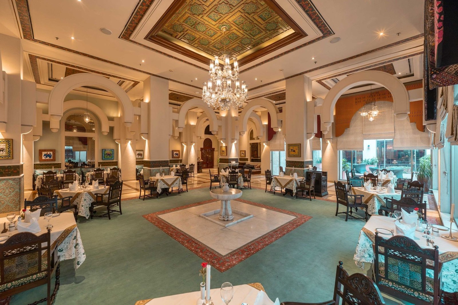 Serena Hotel, eat & drink