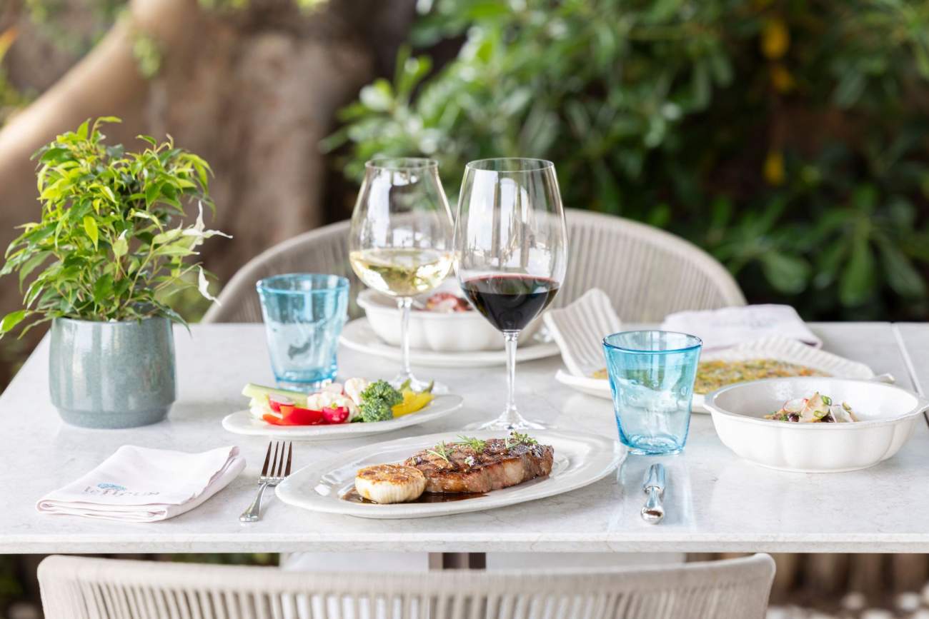 Hôtel Cap-Estel, at the table