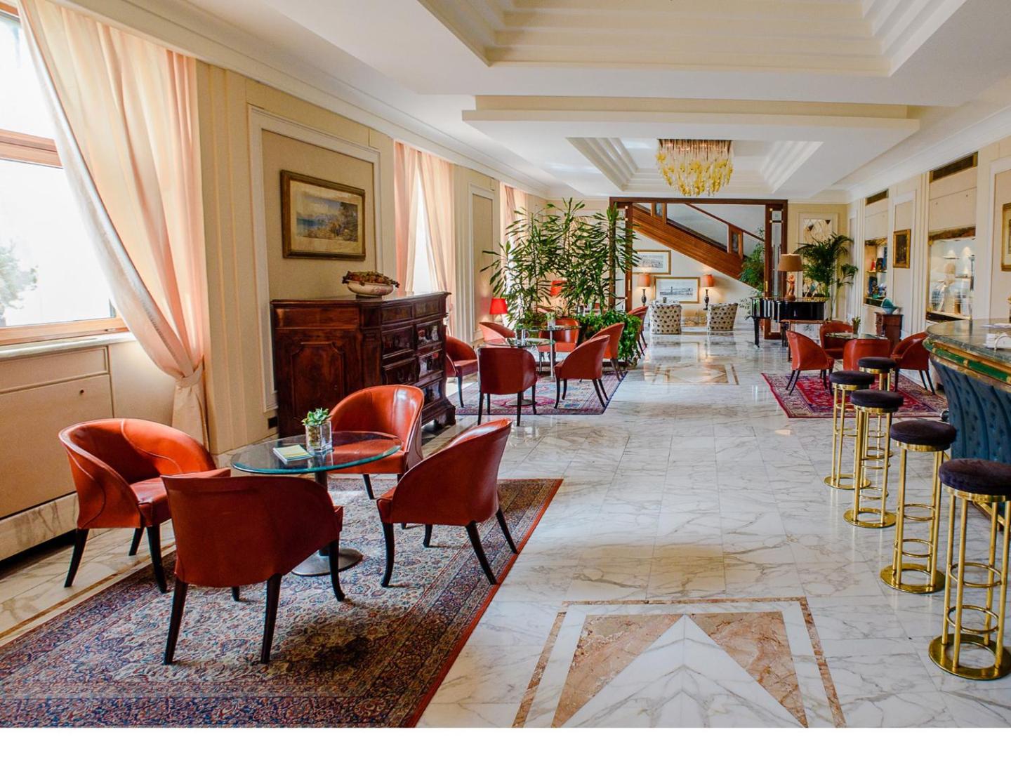Grand Hotel Vesuvio, at the table