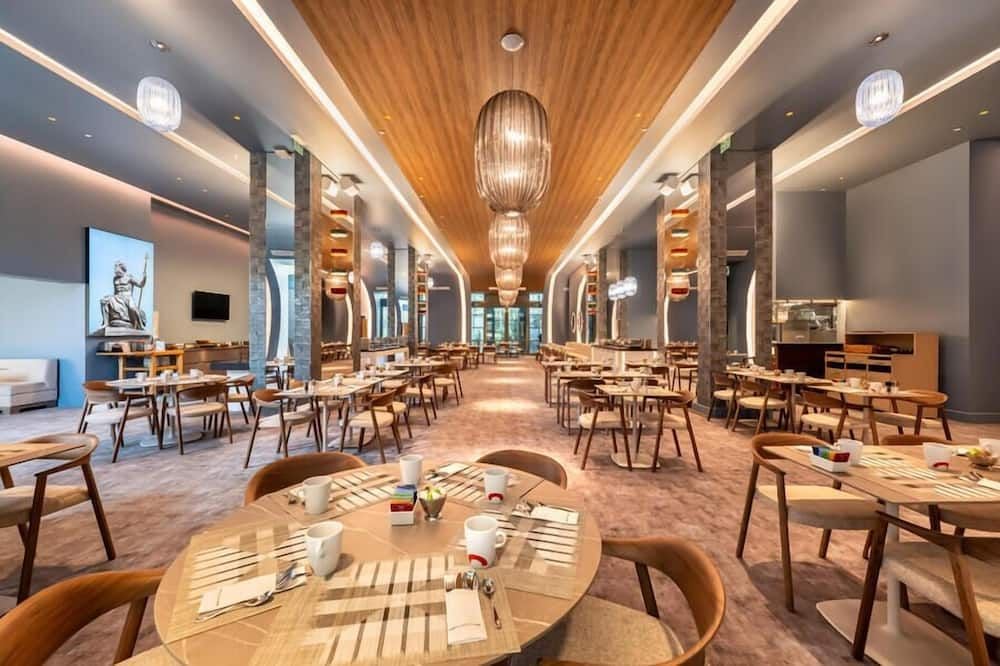 Monte-Carlo Bay Hotel & Resort, at the table