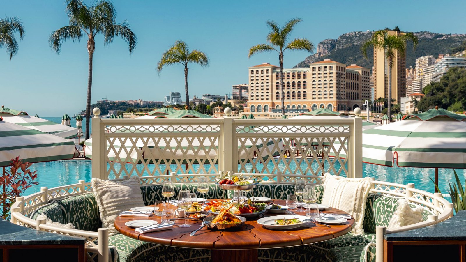 Monte-Carlo Beach Hotel, at the table