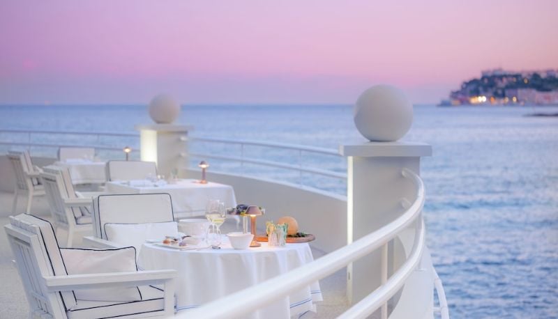 Monte-Carlo Beach Hotel, at the table