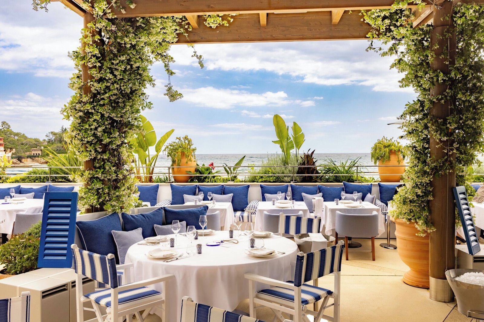 Monte-Carlo Beach Hotel, at the table