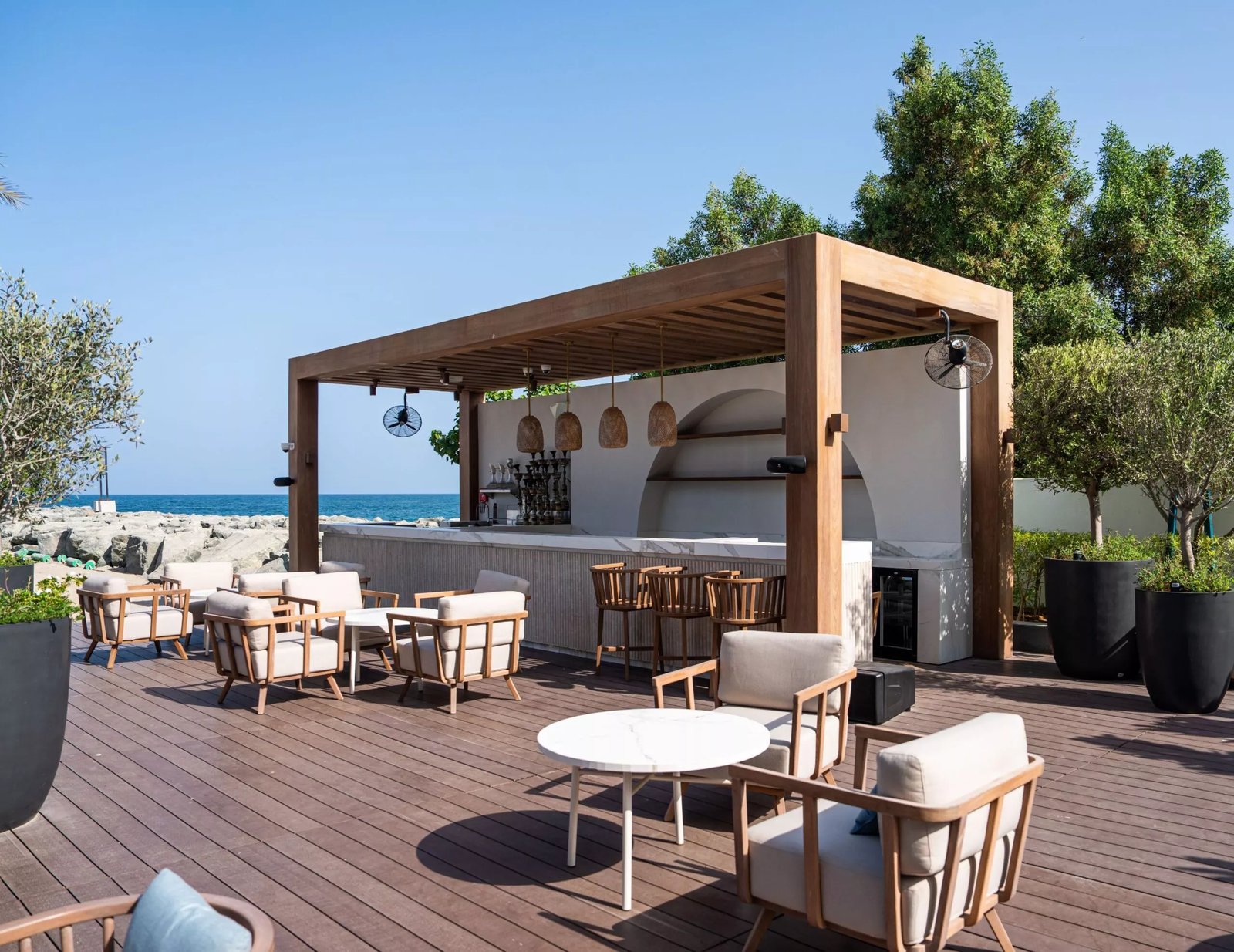 Palace Beach Resort Fujairah, eat & drink