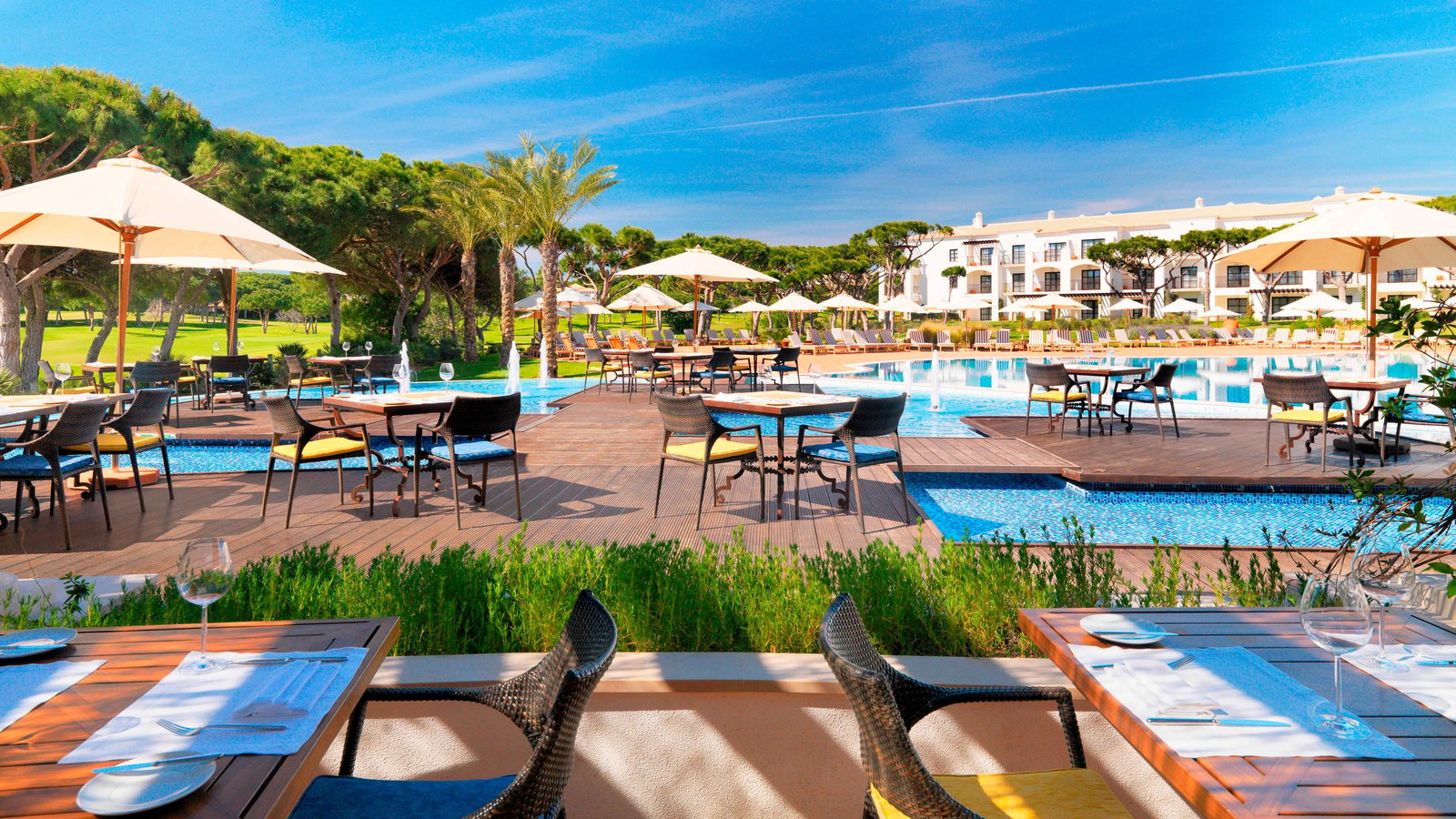 Pine Cliffs Resort, at the table