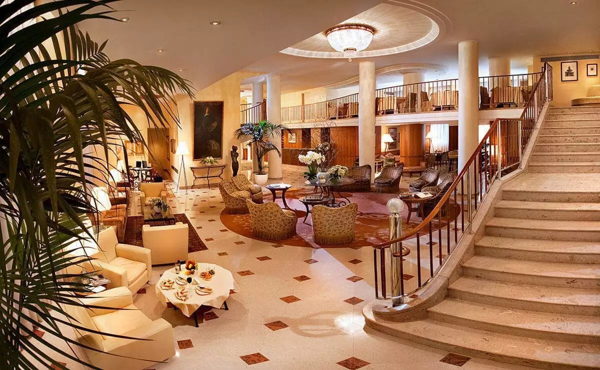 Hotel Cavour — vibe