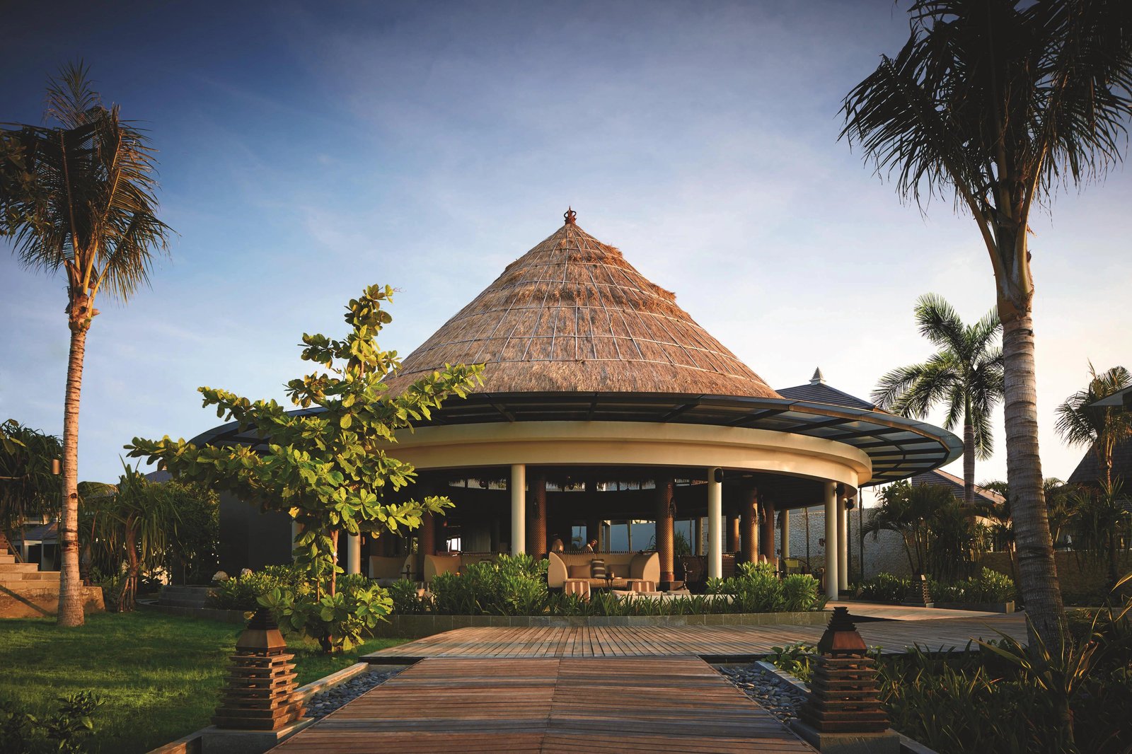 The Ritz-Carlton, Bali, breezes tapas lounge