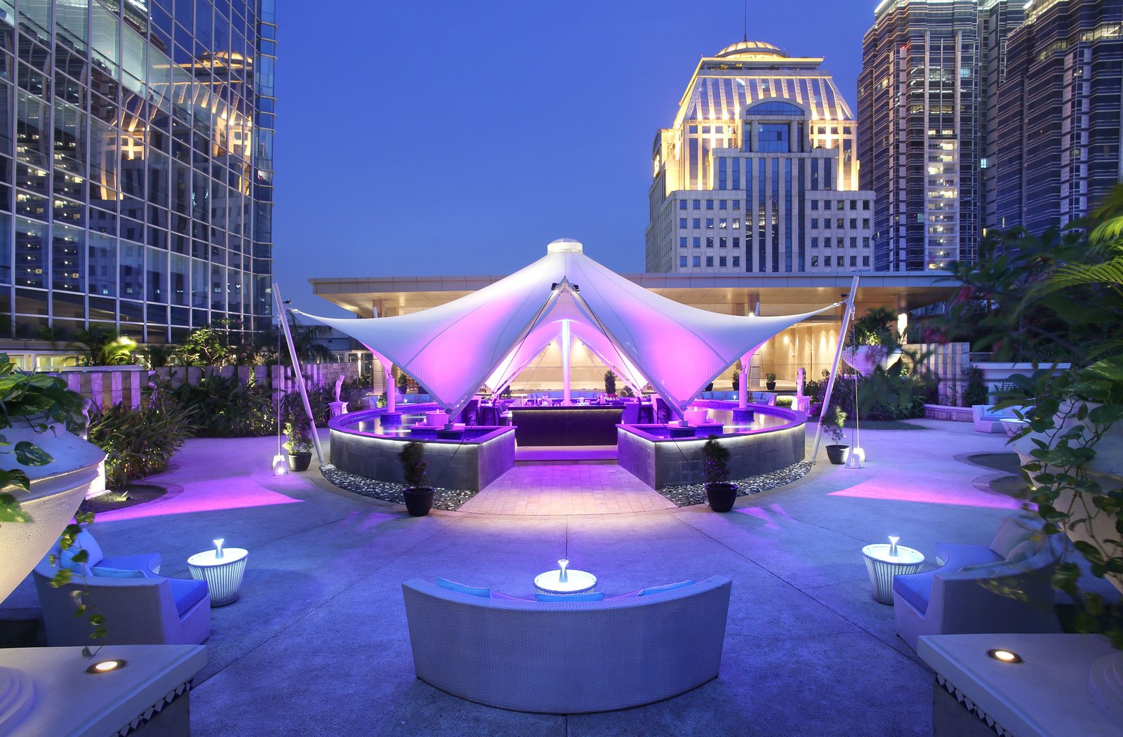 The Ritz-Carlton Jakarta, Pacific Place, at the table