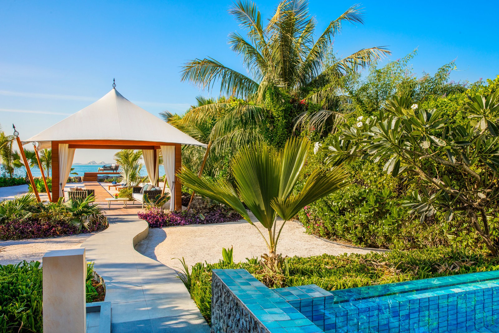 The Ritz-Carlton Ras Al Khaimah, Al Hamra Beach, vibe
