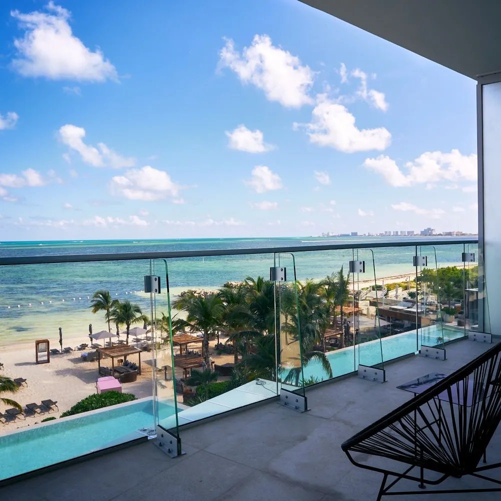 SLS Cancun, vibe