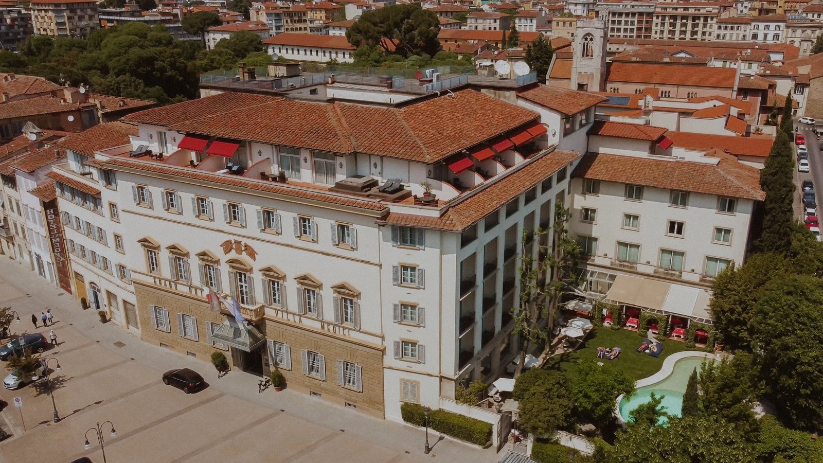 Sina Villa Medici, backstory