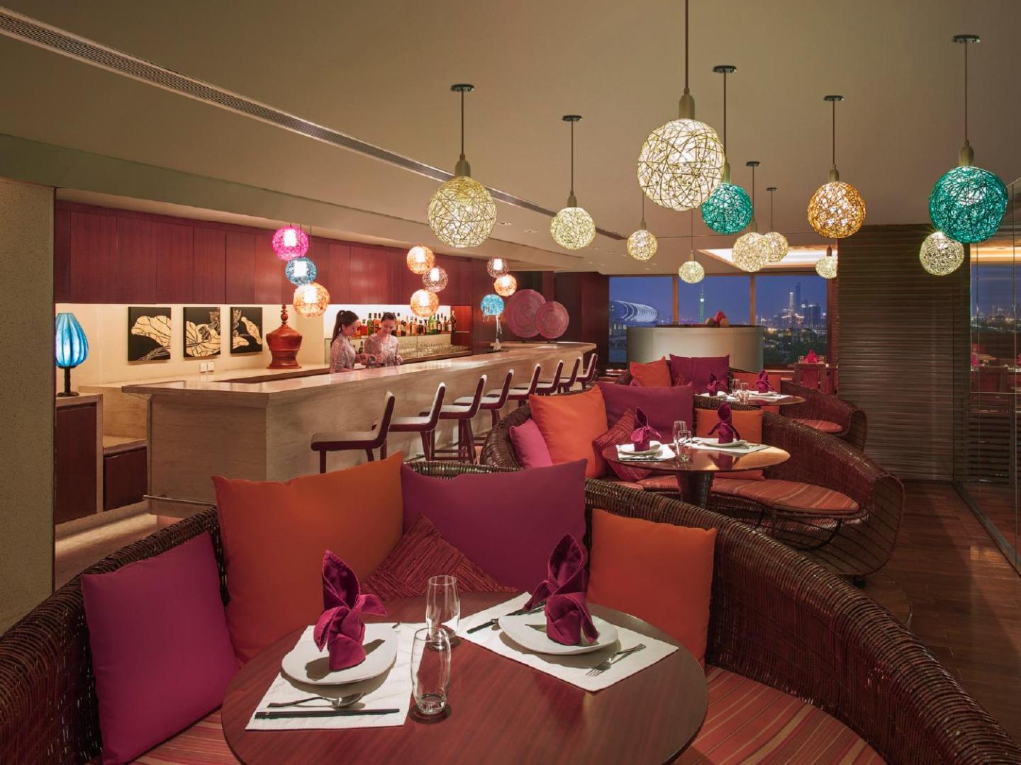 Shangri-La Hotel, Guangzhou, at the table