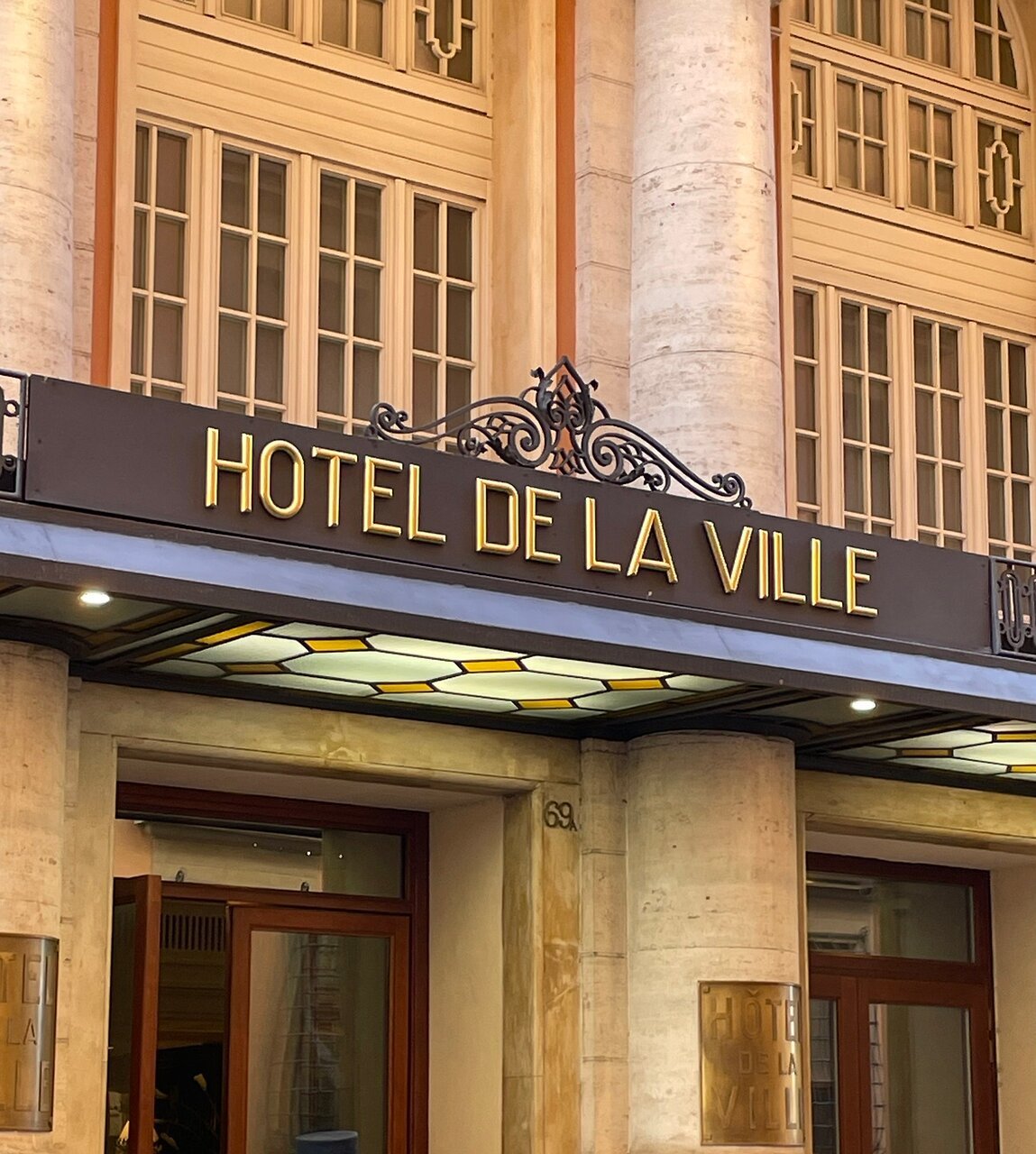 Hotel de la Ville — backstory