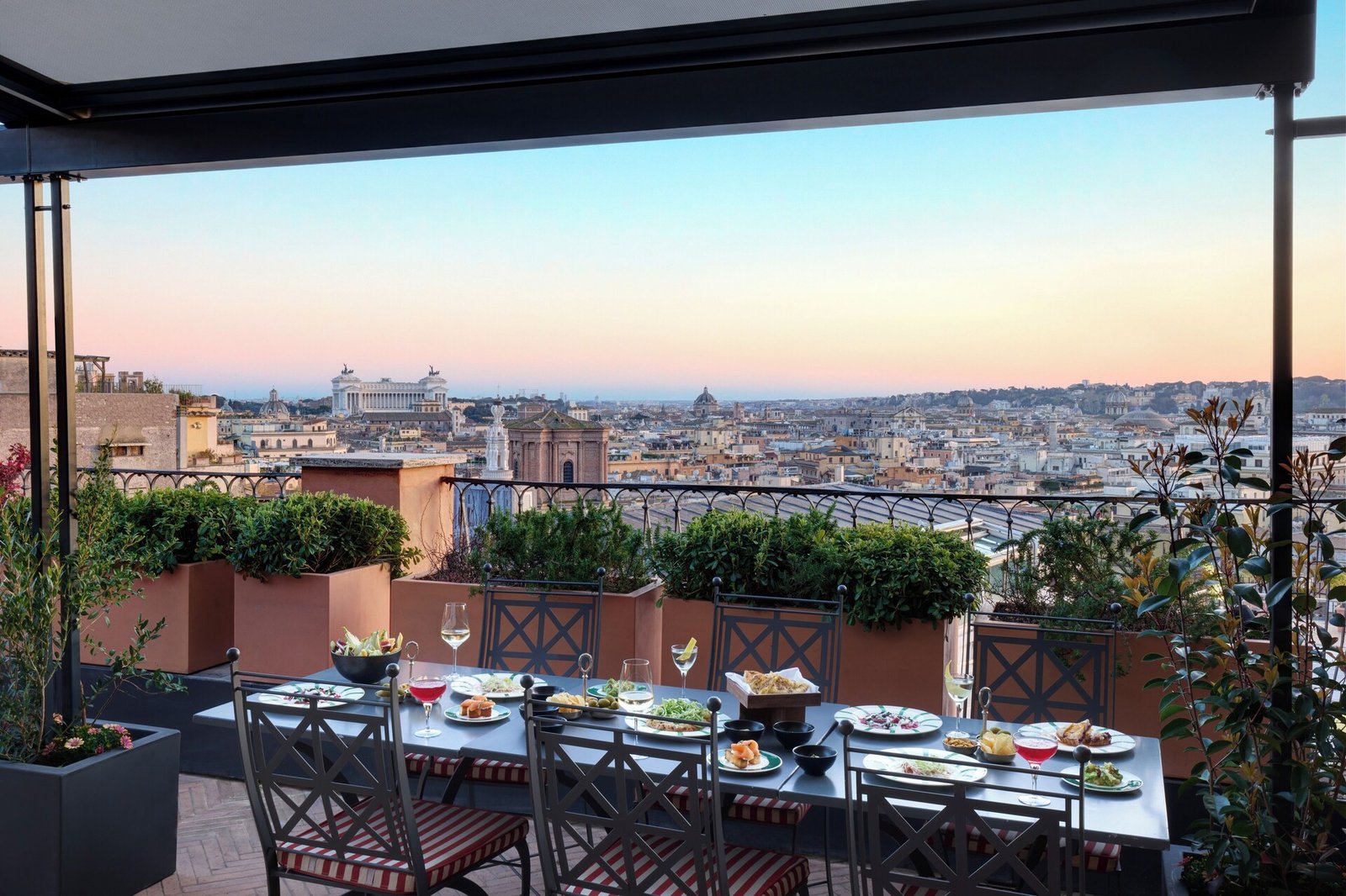 Hotel de la Ville, at the table