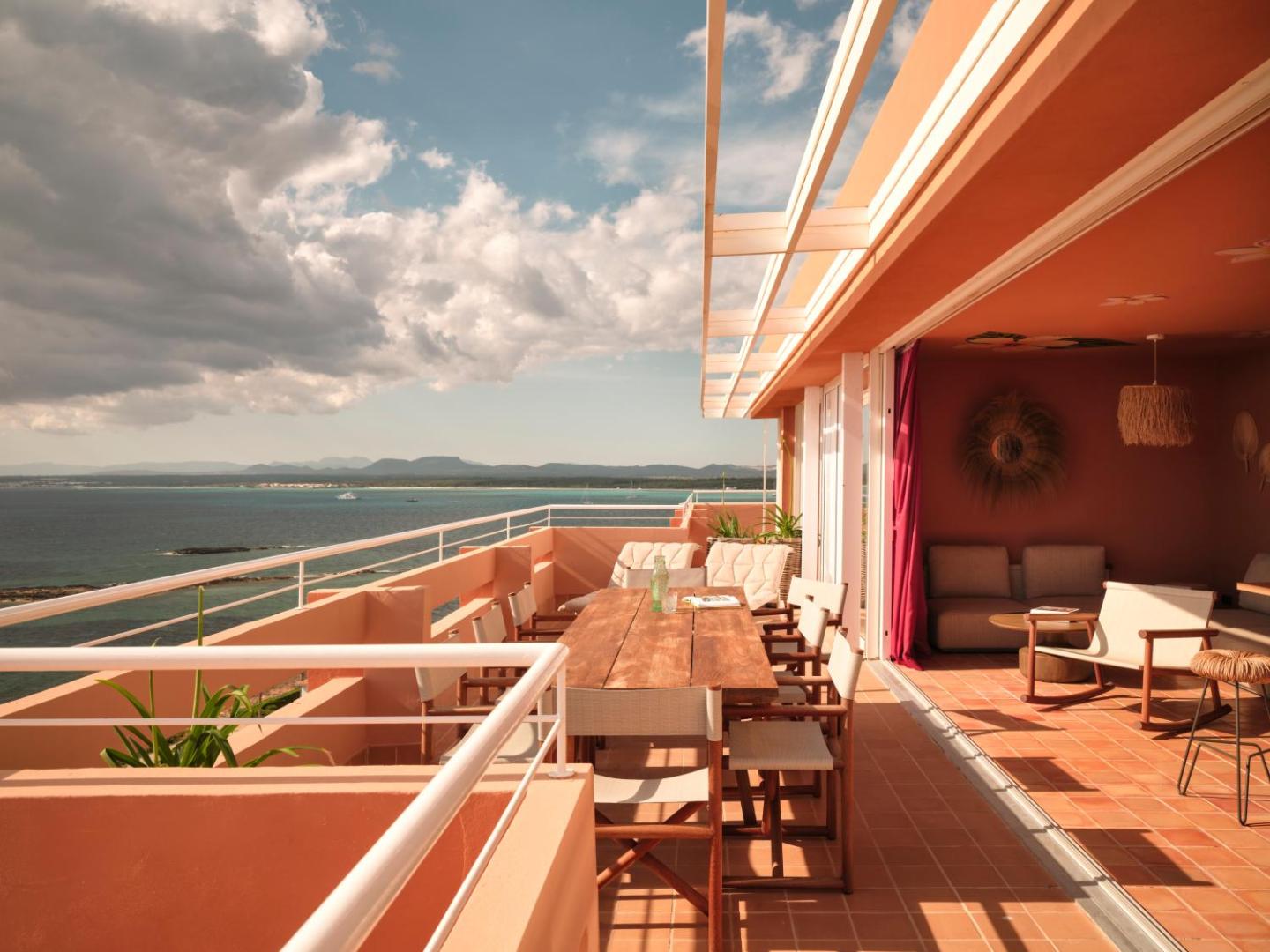 Bikini Island & Mountain Hotel Es Trenc, vibe