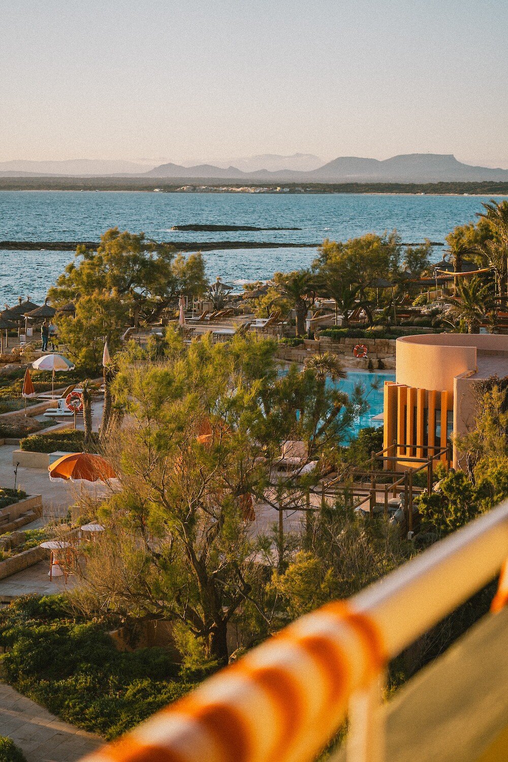 Bikini Island & Mountain Hotel Es Trenc, vibe