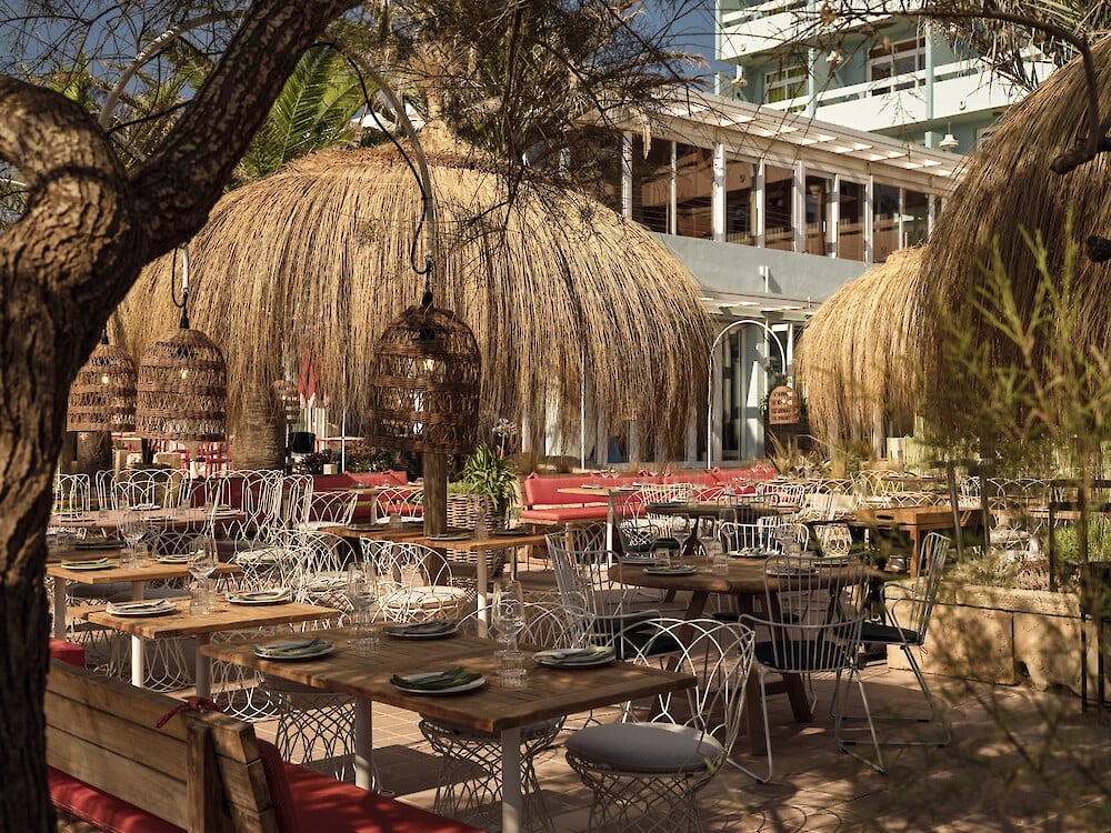 Bikini Island & Mountain Hotel Es Trenc, eat & drink