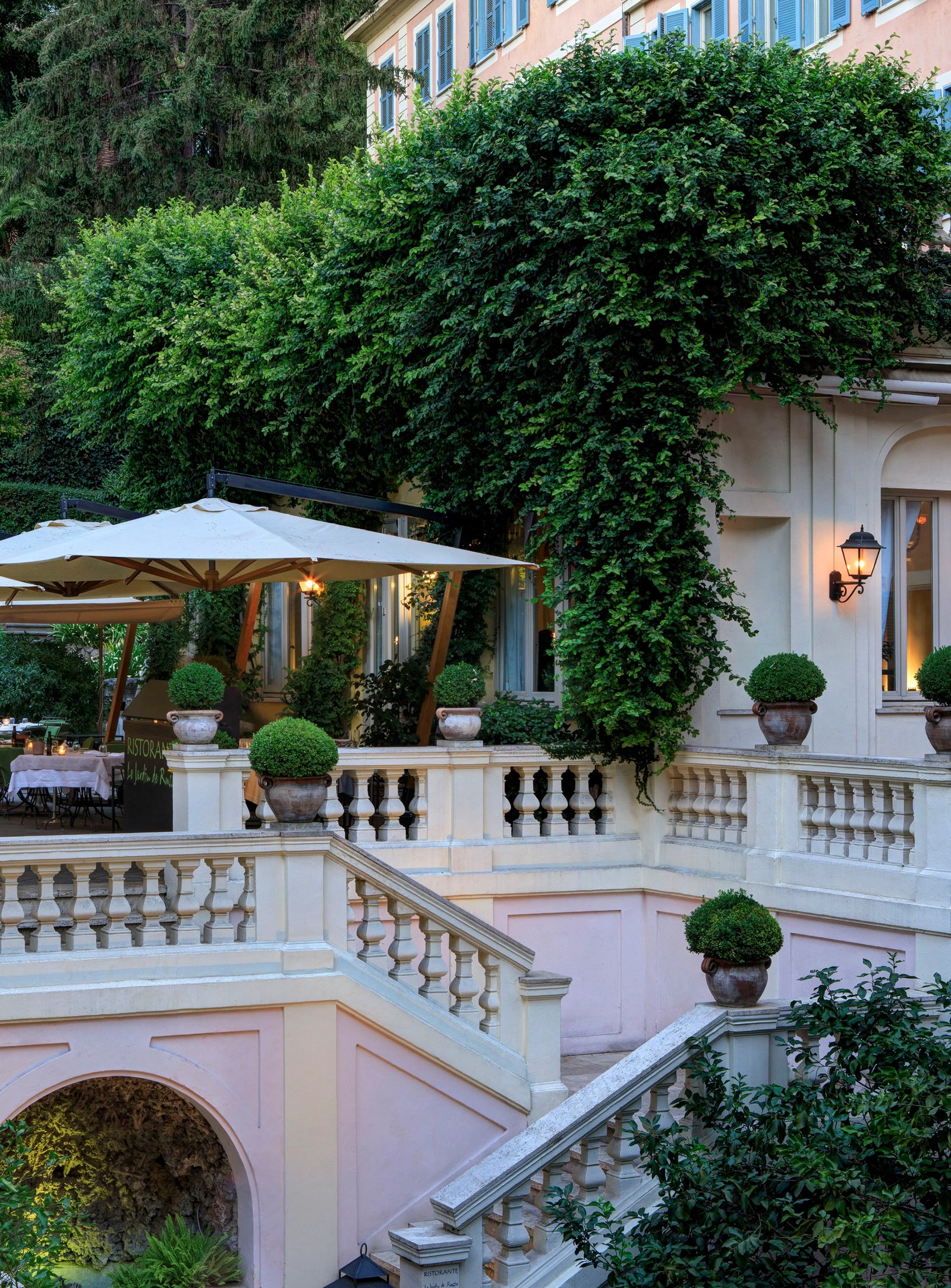 Hotel de Russie — backstory