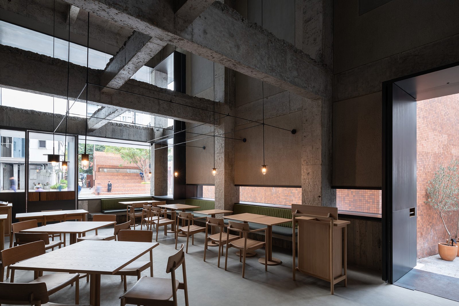 Shenzhen Nantou Jiangnan House, at the table