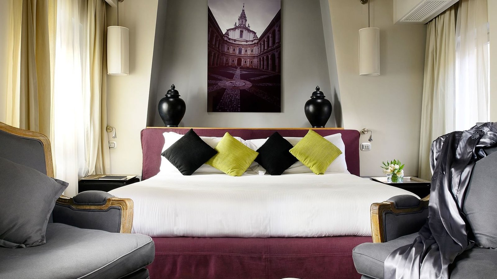 Mario de' Fiori 37 — rooms