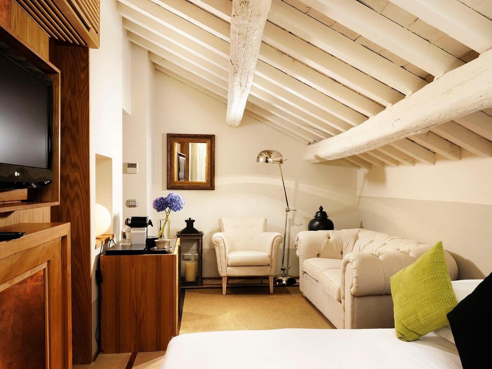 Mario de' Fiori 37 — rooms