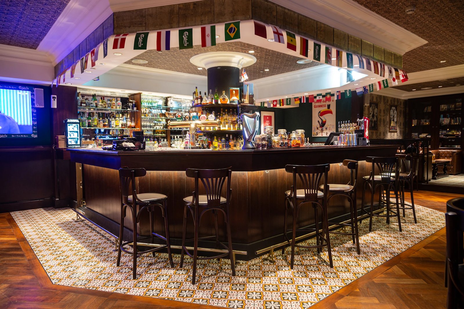 V Hotel Dubai, Curio Collection by Hilton, eat & drink