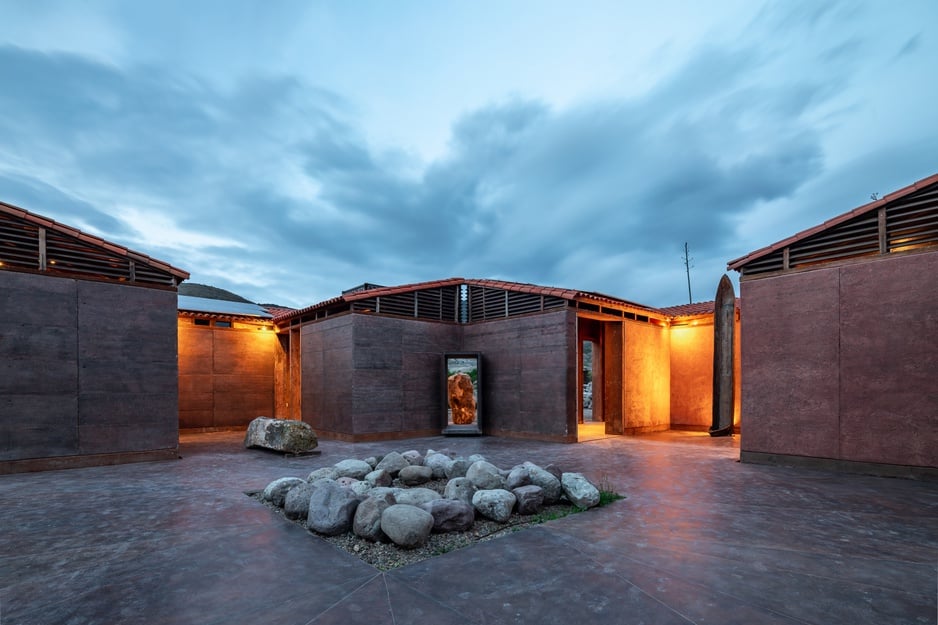 Casa Silencio, vibe