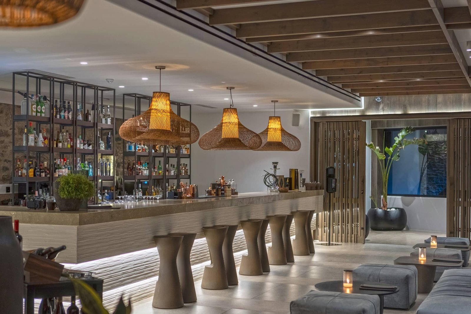 Aeonic Suites & Spa, eat & drink
