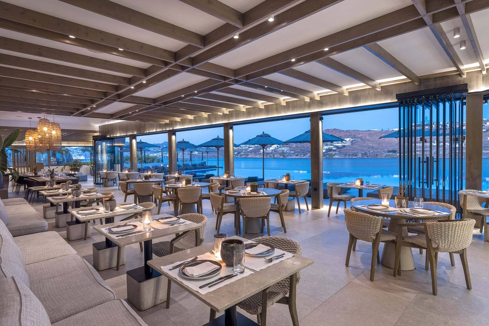 Aeonic Suites & Spa, eat & drink