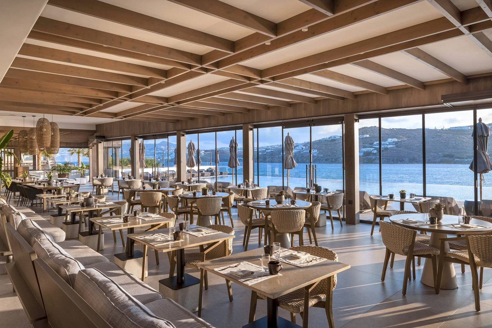 Aeonic Suites & Spa, eat & drink