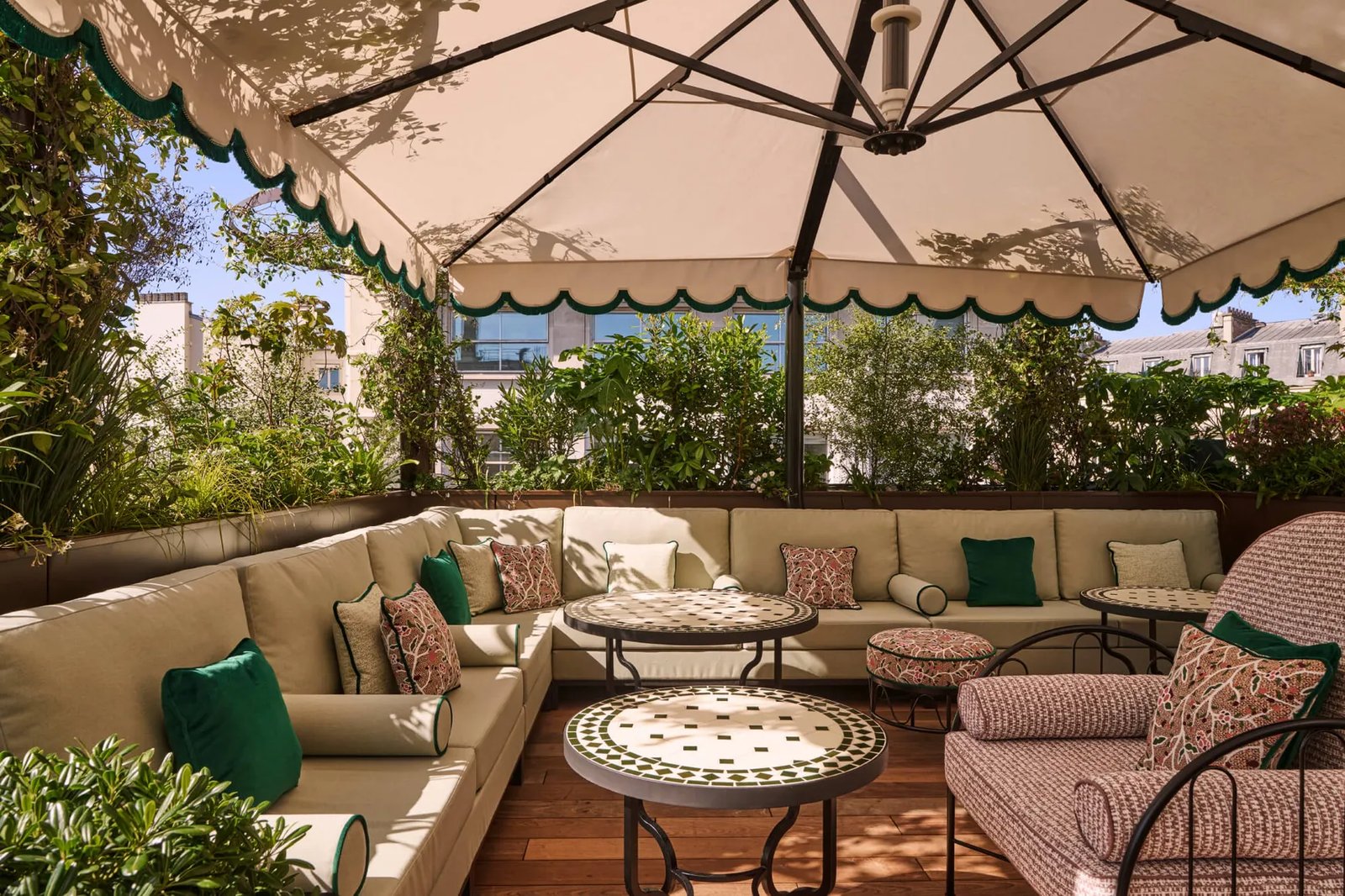 Hôtel Barrière Le Fouquet's — vibe