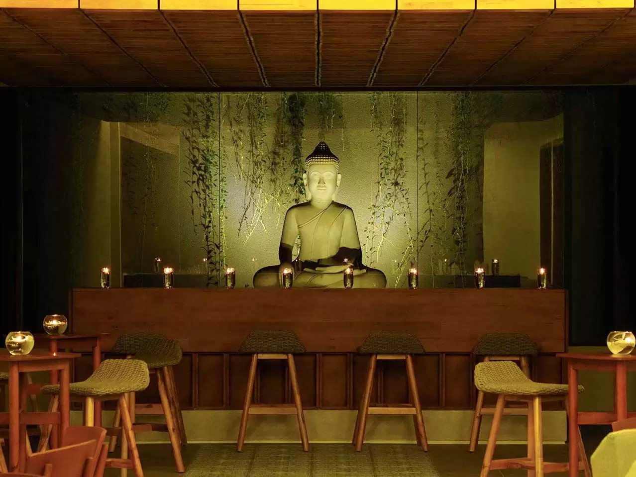The Balé Phnom Penh, at the table